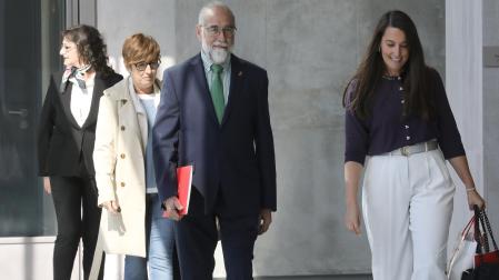 Fernando Domínguez llega al Parlamento con Geno Ochando, jefa de Humanización, e Inés Royo