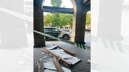 Parte de los restos que cayeron al suelo en los soportales de la Plaza de los Fueros de Estella