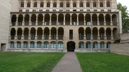 El patio del Palacio de Ezpeleta, donde se ubica la Escuela Oficial de Idiomas a Distancia.