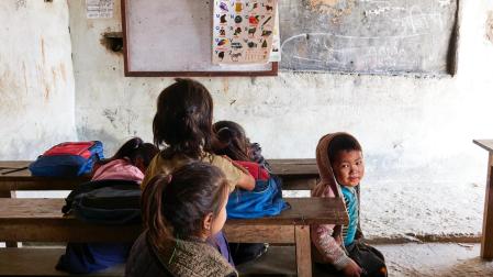 Uno de los alumnos en la escuela de Seduwa (Nepal) con la que la fundación está colaborando