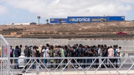 Varios migrantes en el muelle de Puerto Naos, en Arrecife, Lanzarote
