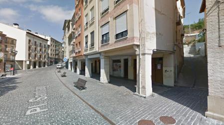 Plaza de Santiago de Estella; a la derecha, el callejón donde ocurrieron los hechos