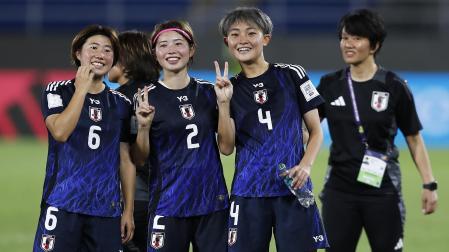 Tres de las japonesas celebran el pase al Mundial Sub 20 de Colombia tras derrotar a Países Bajos por 2-0