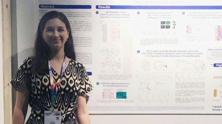 Luisa Chocarro, delante del póster premiado en el congreso de la Sociedad Europea de Oncología Médica (ESMO)