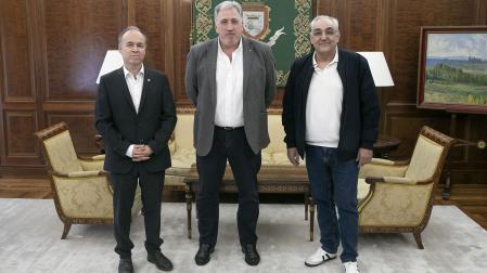 De izda. a dcha., Francisco J. Arregui, Joseba Asiron y Alfredo Asiáin durante la firma del convenio en el Ayuntamiento de Pamplona