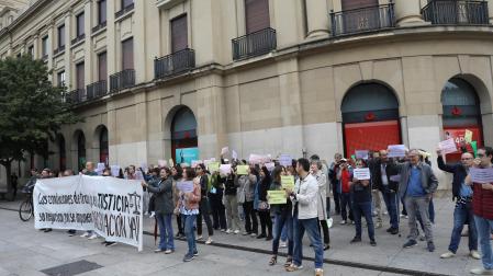 Los funcionarios, durante la concentración frente al Palacio de navarra