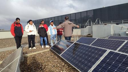 Los jóvenes de Pamplona atienden en una sesión formativa junto a paneles solares