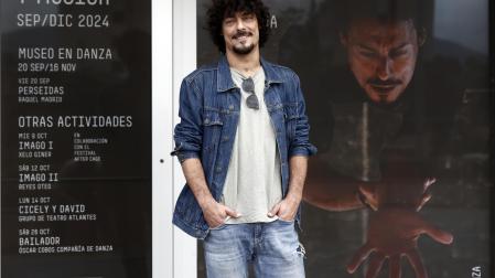 Jesús Carmona, el pasado jueves en el Museo Universidad de Navarra junto al cartel de 'Súper viviente'