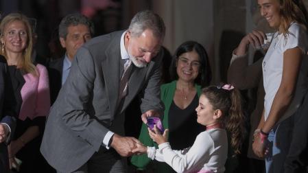 Ana Valentina Medina le enseña la foto al rey