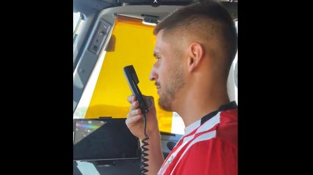 Oihan Sancet se dirige a los pasajeros del vuelo en el vídeo de anuncio de ampliación de patrocinio de Vueling con el Athletic Club