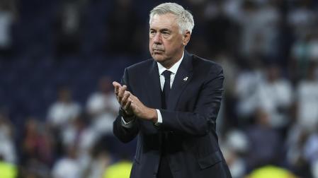 Carlo Ancelotti aplaude una jugada durante el Real Madrid-Stuttgart de la Champions