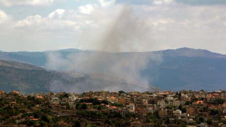 Columna de humo en la localidad de Khiyam, cerca de la frontera entre Líbano e Israel