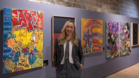 La artista Cristina Navarlaz posa en la exposición ‘Oxímoron’ que se puede ver en la Sala Gótica del Condestable, en el marco del XV Salón del Cómic de Navarra