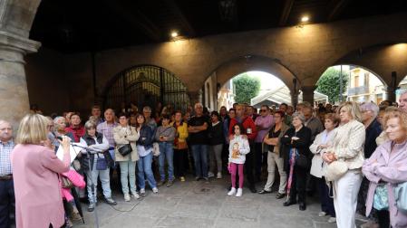 Fotos de la concentración en protesta por la falta de médicos en la zona de Sangüesa./