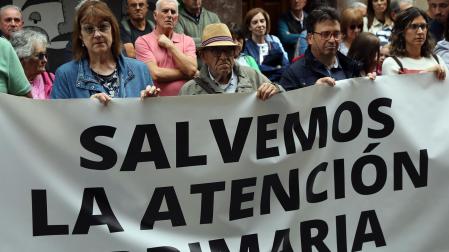 Fotos de la concentración en protesta por la falta de médicos en la zona de Sangüesa./