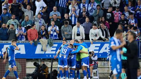 Carlos Martín celebra su gol con el Alavés