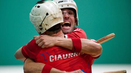 Dani Berrogui e Isaak Ciaurriz se funden en un abrazo tras ganar la final de paleta cuero ayer en el Labrit