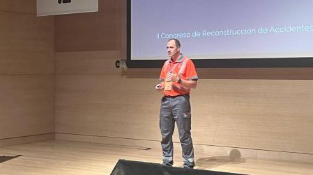 El agente Pablo Esquisabel, en un momento de la charla