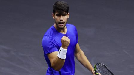 Carlos Alcaraz celebra uno de sus tantos ante Ben Shelton en la Copa Laver
