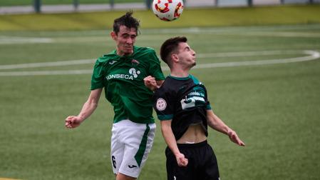 Lander Mañeru, futbolista del San Juan, y Hodei Urriza, del Pamplona, pugnan por un duelo aéreo