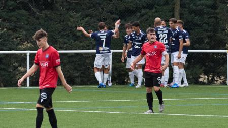 Pablo Aguinaga, capitán del Subiza, anima a sus compañeros tras encajar el primer gol ante el Utebo
