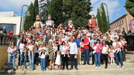 Fotos de la entrega de pañuelos a los niños de Corella nacidos en 2023. /
