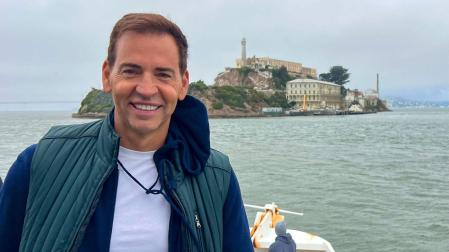 El campeón del mundo de natación David Meca posa frente a la isla de Alcatraz, donde el próximo lunes volverá a zambullirse en las gélidas aguas del Pacífico para repetir a nado la 'fuga de Alcatraz'