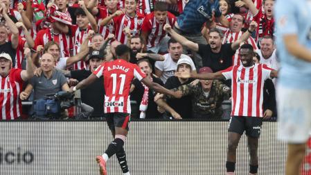 El delantero del Athletic Club Álvaro Djaló (i) celebra con su compañero Adama Boiro (d) después de marcar el tercer gol