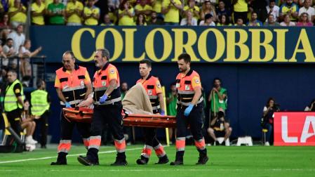 El guardameta alemán del FC Barcelona, Marc-André ter Stegen, es retirado en camilla tras caer lesionado en el partido contra el Villarreal