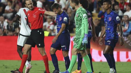 César Azpilicueta, acompañado por el colegiado y parte de sus compañeros, camina hacia el vestuario tras lesionarse en Vallecas
