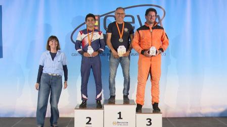 El piloto navarro Cástor Fantoba, en lo alto del podio del Campeonato y Open de España de Vuelo Acrobático (CEVA)