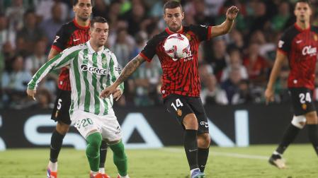 Giovani Lo Celso y Dani Rodríguez, goleadores del encuentro hasta el tanto final de Valery, pelean por el cuero durante el partido