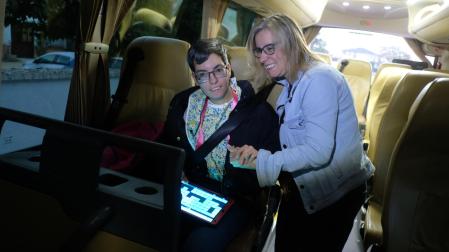Paqui y su hija Rocío, este marte en el autobús que le ha llevado al colegio.