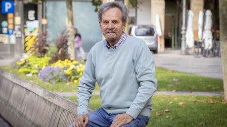 El urólogo y andrólogo José Luis Arrondo, en un banco de la Plaza del Castillo de Pamplona, a mediados de septiembre.