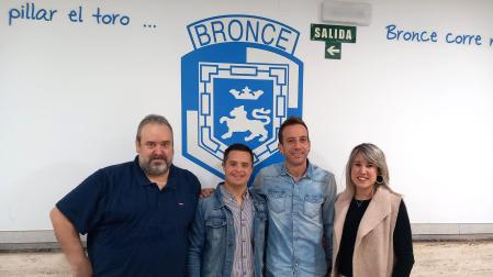 Jose Ángel Nieto, presidente de Bronce Solidario; Carlos Santana, Asociación Síndrome de Down de Navarra; Mikel Muguia, presidente de la peña Los de Bronce y Edurne Pascal, gerente de la Asociación Síndrome de Down de Navarra