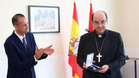 Jonatan García, director del centro penitenciario de Pamplona, ha entregado este martes por la mañana a Moneñor Florencio Roselló la medalla de plata al Mérito social penitenciario