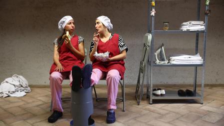 Maider Lekunberri (izq.) y Maitane Pérez, ayer durante un ensayo de la obra.