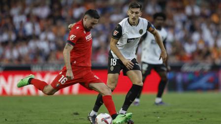 El alicantino Moi Gómez se dispone a impactar en la pelota con la presencia de su paisano Pepelu.