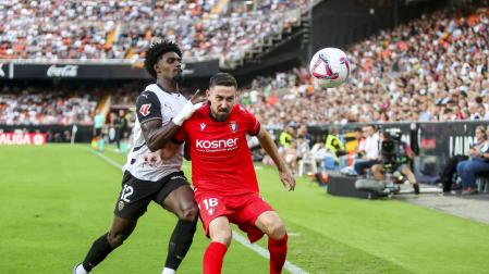 Thierry Correia y Moi Gómez, en el partido Valencia-Osasuna