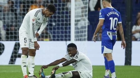 Vinícius estira antes de ser sustituido en el tramo final del encuentro