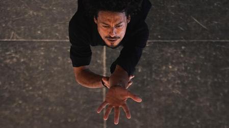 Jesús Carmona, danza en el MUN con su obra 'Súper viviente'.