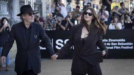 El director Tim Burton y la actriz Mónica Bellucci, en San Sebastián