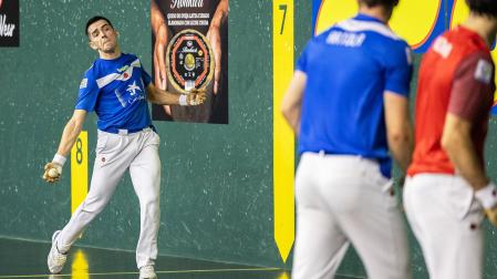 Salaverri golpea con la derecha en el partido de este miércoles, 25 de septiembre