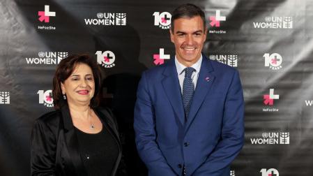 La directora ejecutiva de ONU Mujeres, Sima Sami Bahous, y el presidente del Gobierno español, Pedro Sánchez posan durante la gala HeforShe este martes, en Nueva York (Estados Unidos)