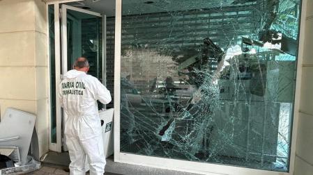 Un agente de la Guardia Civil inspecciona el lugar de los hechos