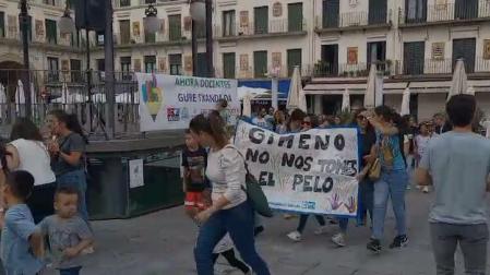 Vídeo de la concentración de profesores en Tudela, que ha terminado con algunos de los presentes bailando la Revoltosa alrededor del kiosco de la plaza de los Fueros