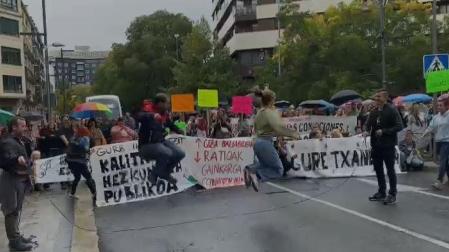 Vídeo de los manifestantes saltando a la cuerda en medio frente al Parlamento de Navarra