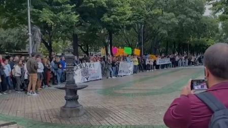 Vídeo: los manifestantes se concentran en el paseo Sarasate, frente al Parlamento