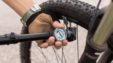 Hinchando la rueda de una bicicleta