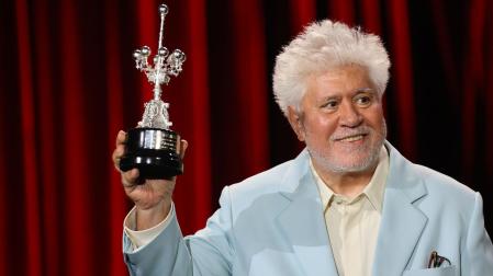 Pedro Almodóvar recibe el Premio Donostia en reconocimiento a su trayectoria en el Festival de Cine de San Sebastián